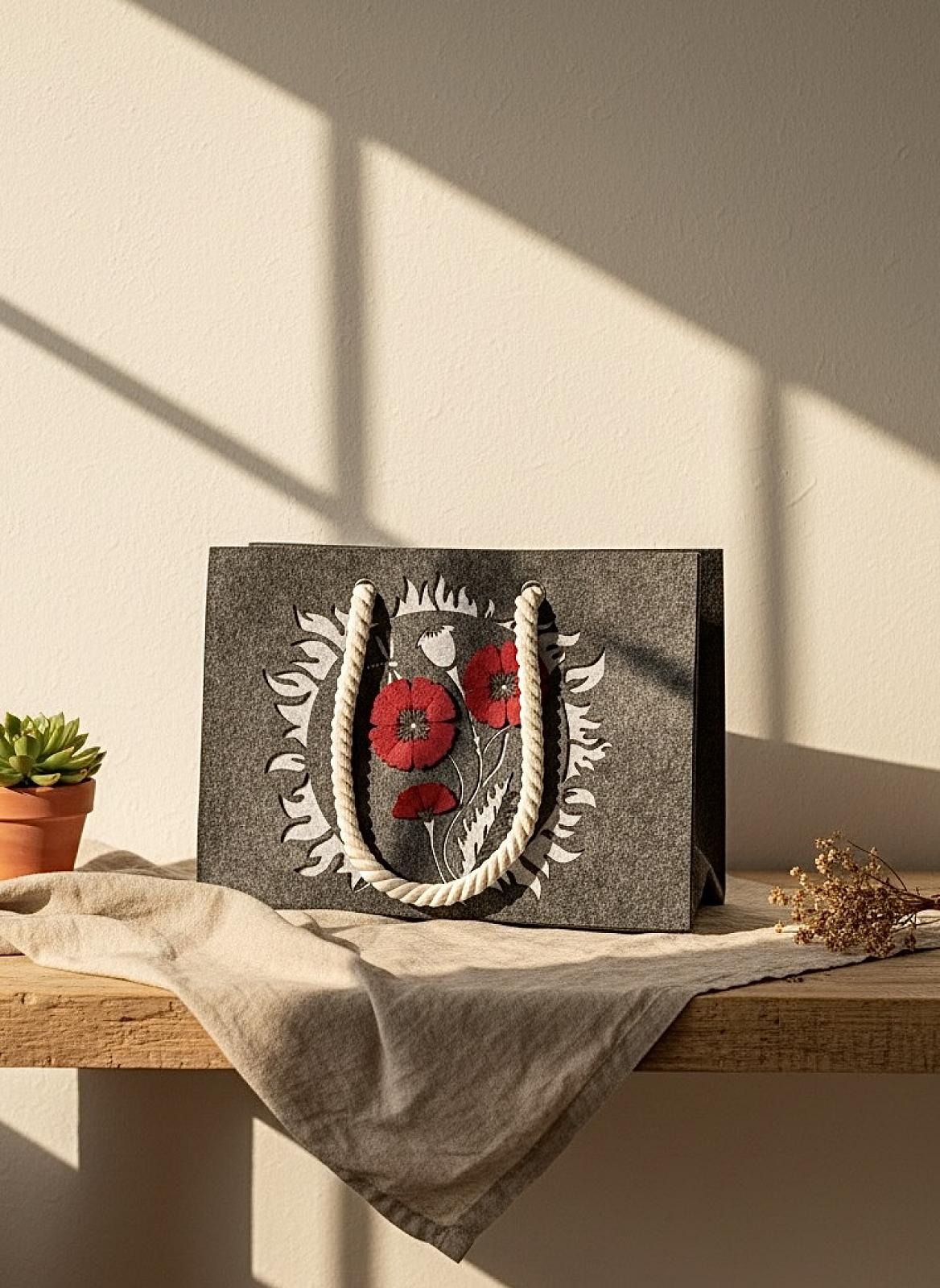 Шопер з фетру двошаровий, колекція «Маки» — міцні м’які ручки, M/L, з кишенями і блискавкою