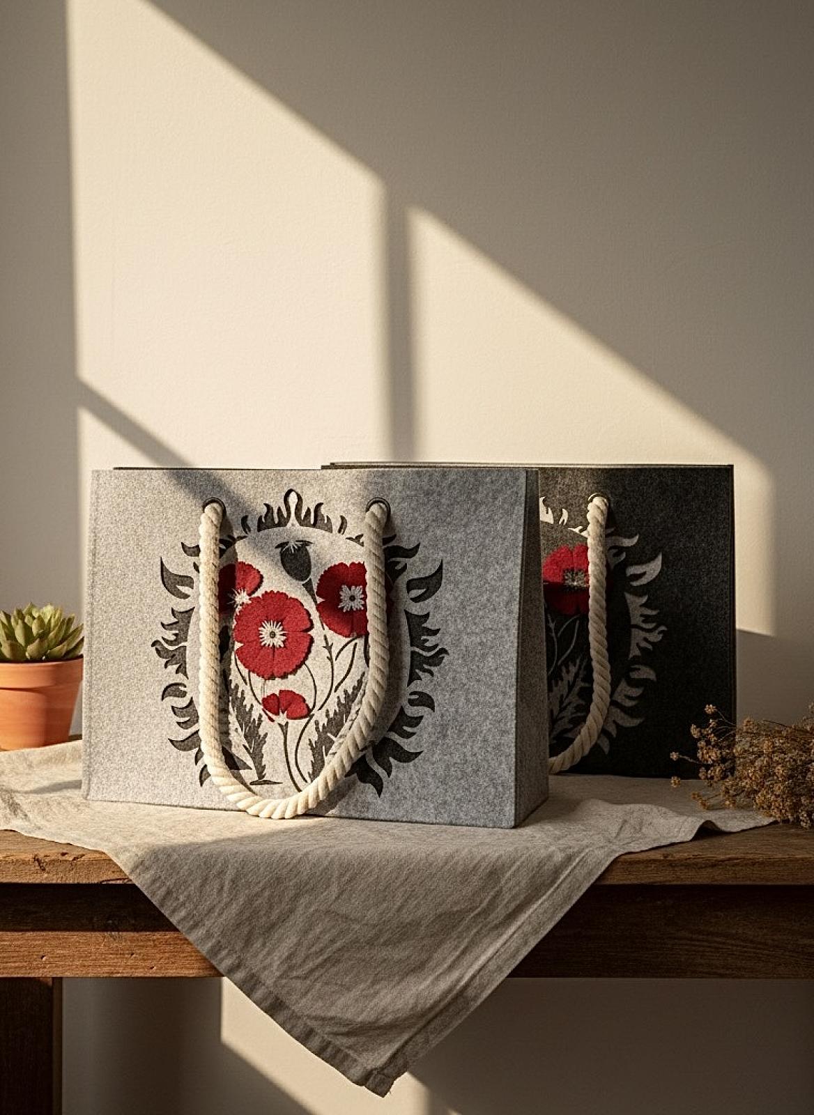 Шопер з фетру двошаровий, колекція «Маки» — міцні м’які ручки, M/L, з кишенями і блискавкою