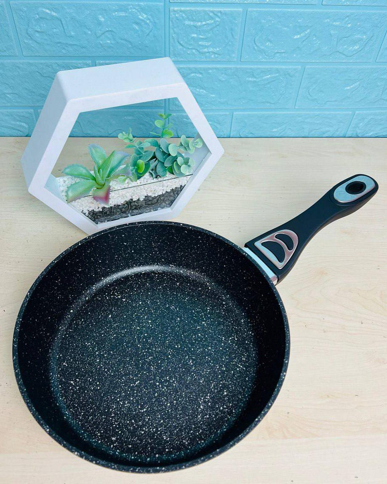 Сковорода с мраморным антипригарным покрытием. Диаметр 24*6,5 см