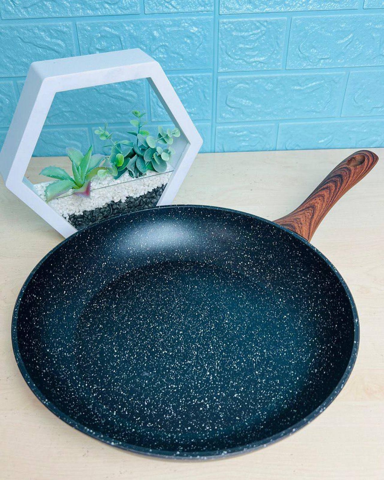 Сковорода с мраморным антипригарным покрытием, имеет двустороннее трехслойное покрытие.