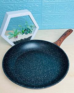 Сковорода с мраморным антипригарным покрытием, имеет двустороннее трехслойное покрытие.