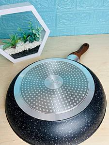 Сковорода с мраморным антипригарным покрытием, имеет двустороннее трехслойное покрытие.