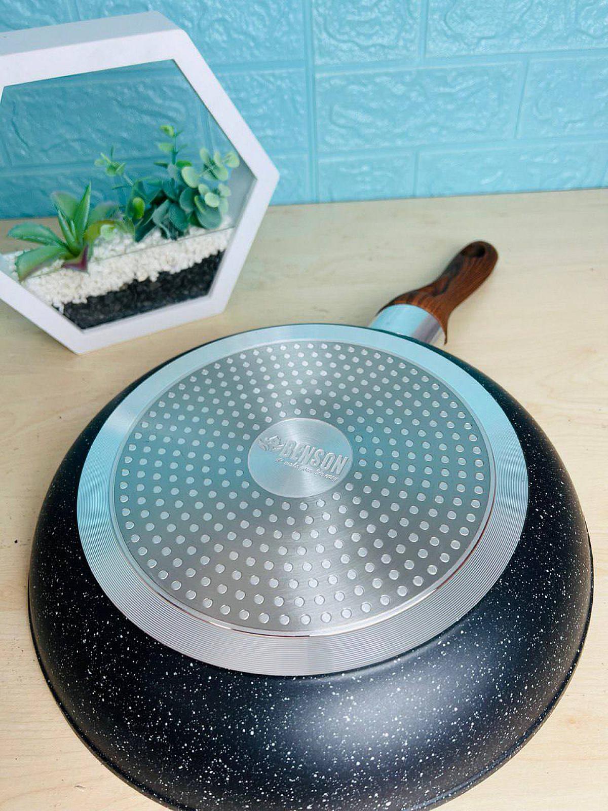 Сковорода с мраморным антипригарным покрытием, имеет двустороннее трехслойное покрытие.