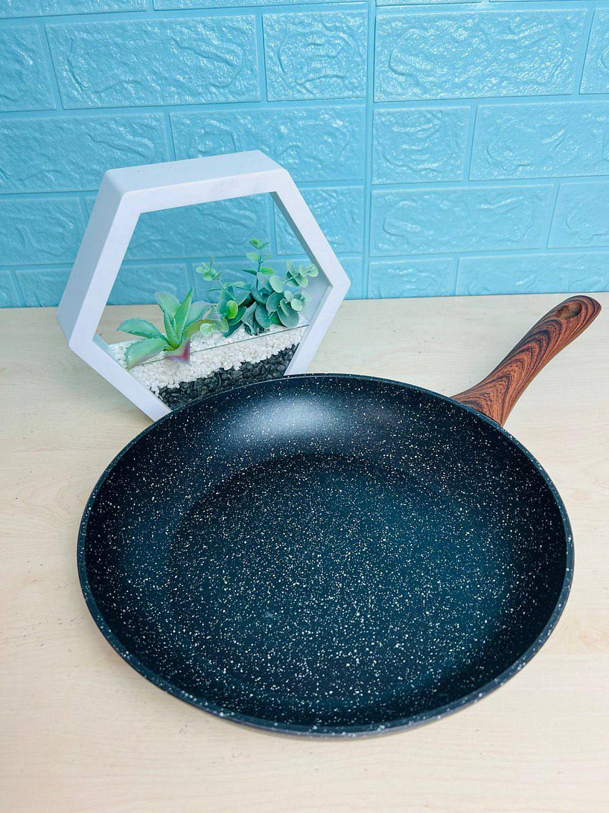 Сковорода с мраморным антипригарным покрытием, имеет двустороннее трехслойное покрытие.