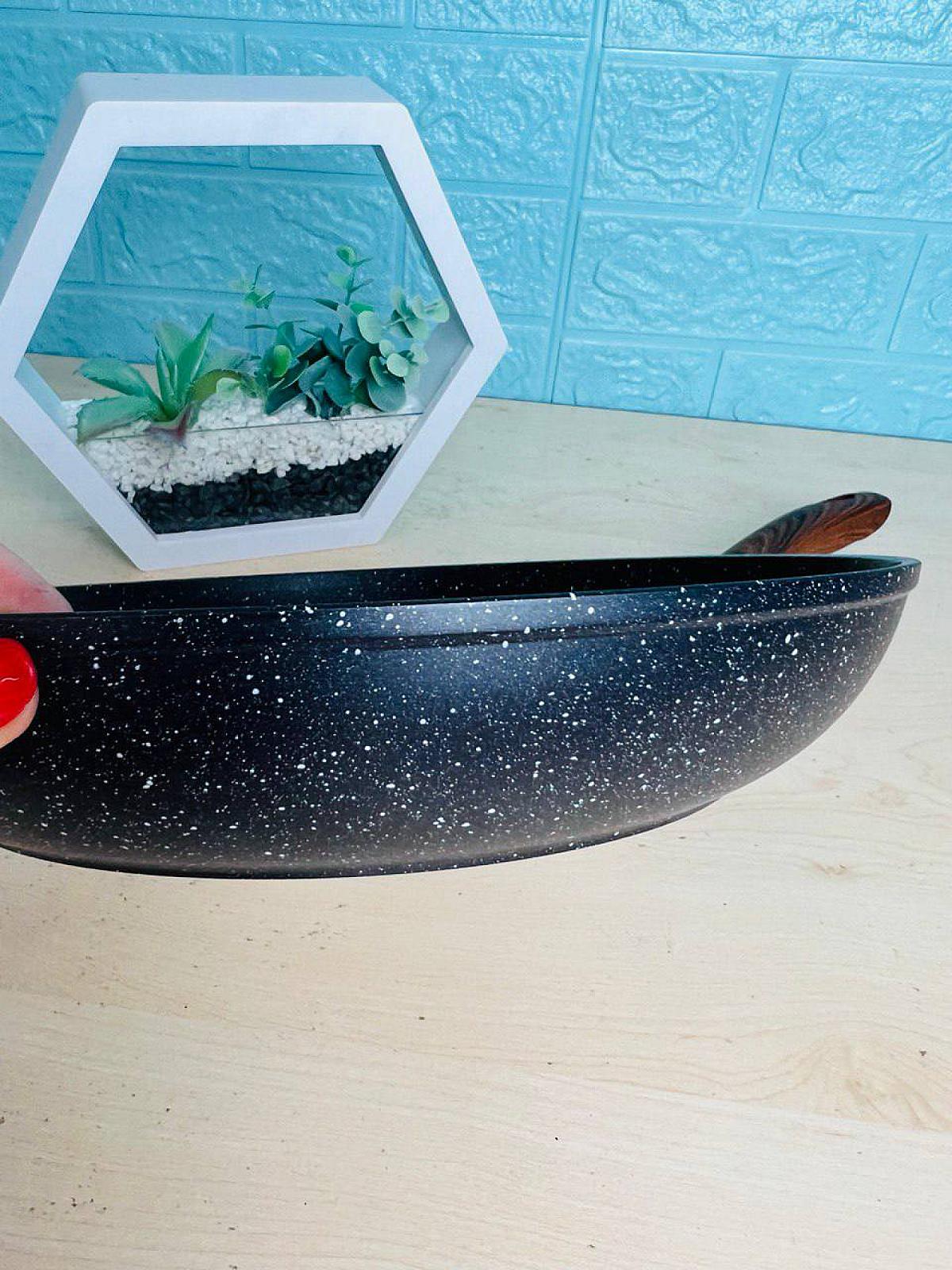 Сковорода с мраморным антипригарным покрытием, имеет двустороннее трехслойное покрытие.