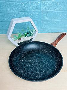 Сковорода с мраморным антипригарным покрытием, имеет двустороннее трехслойное покрытие.