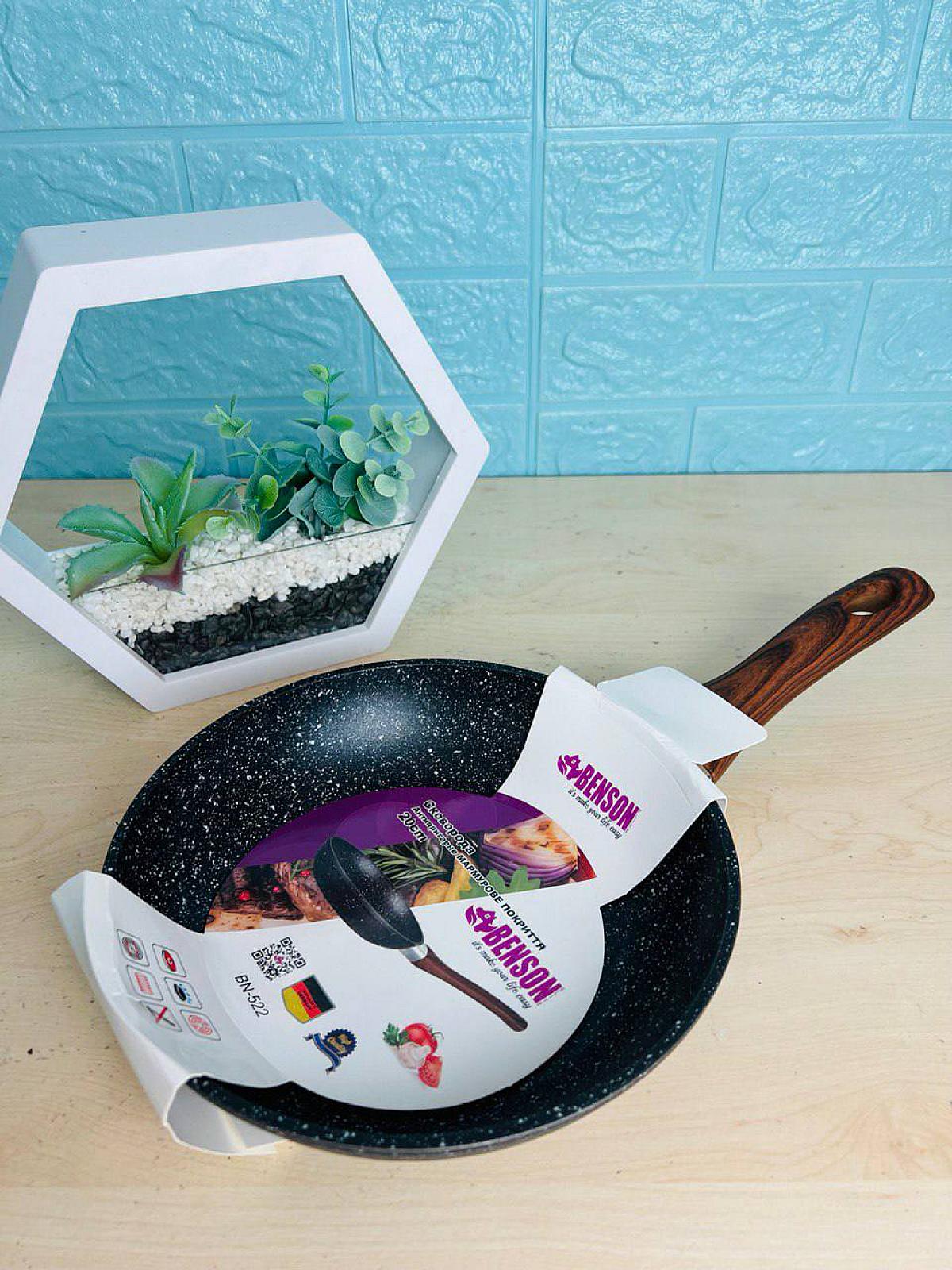 Сковорода с мраморным антипригарным покрытием, имеет двустороннее трехслойное покрытие.