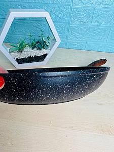 Сковорода с мраморным антипригарным покрытием, имеет двустороннее трехслойное покрытие.