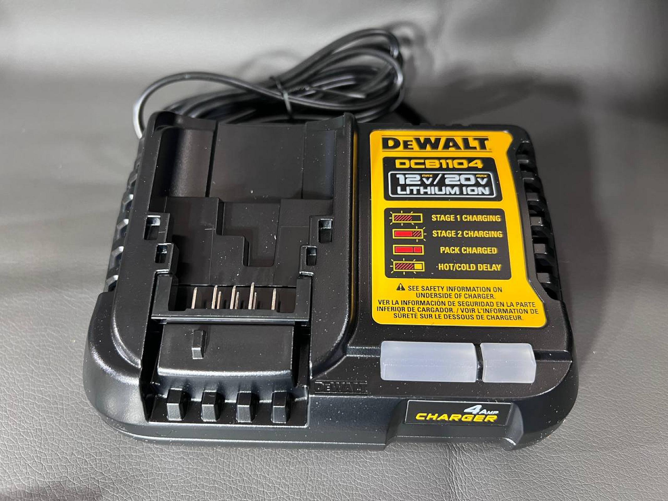 Зарядний пристрій DeWALT DCB1104