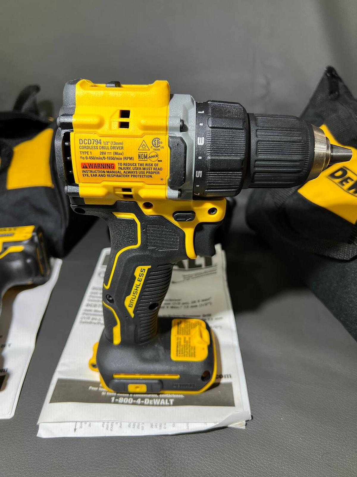 Дриль-шуруповерт DCD794