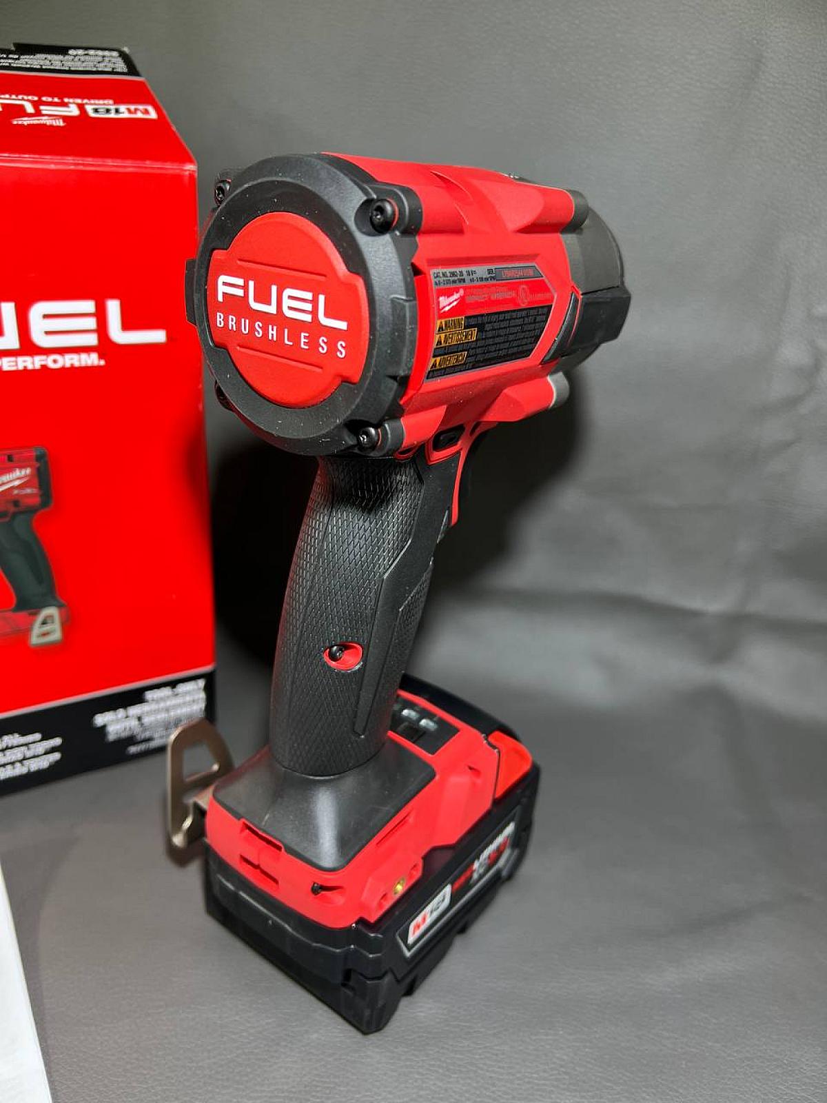 Компактний акумуляторний ударний гайковерт 1/2 Milwaukee 2962-20 серії M18 FUEL