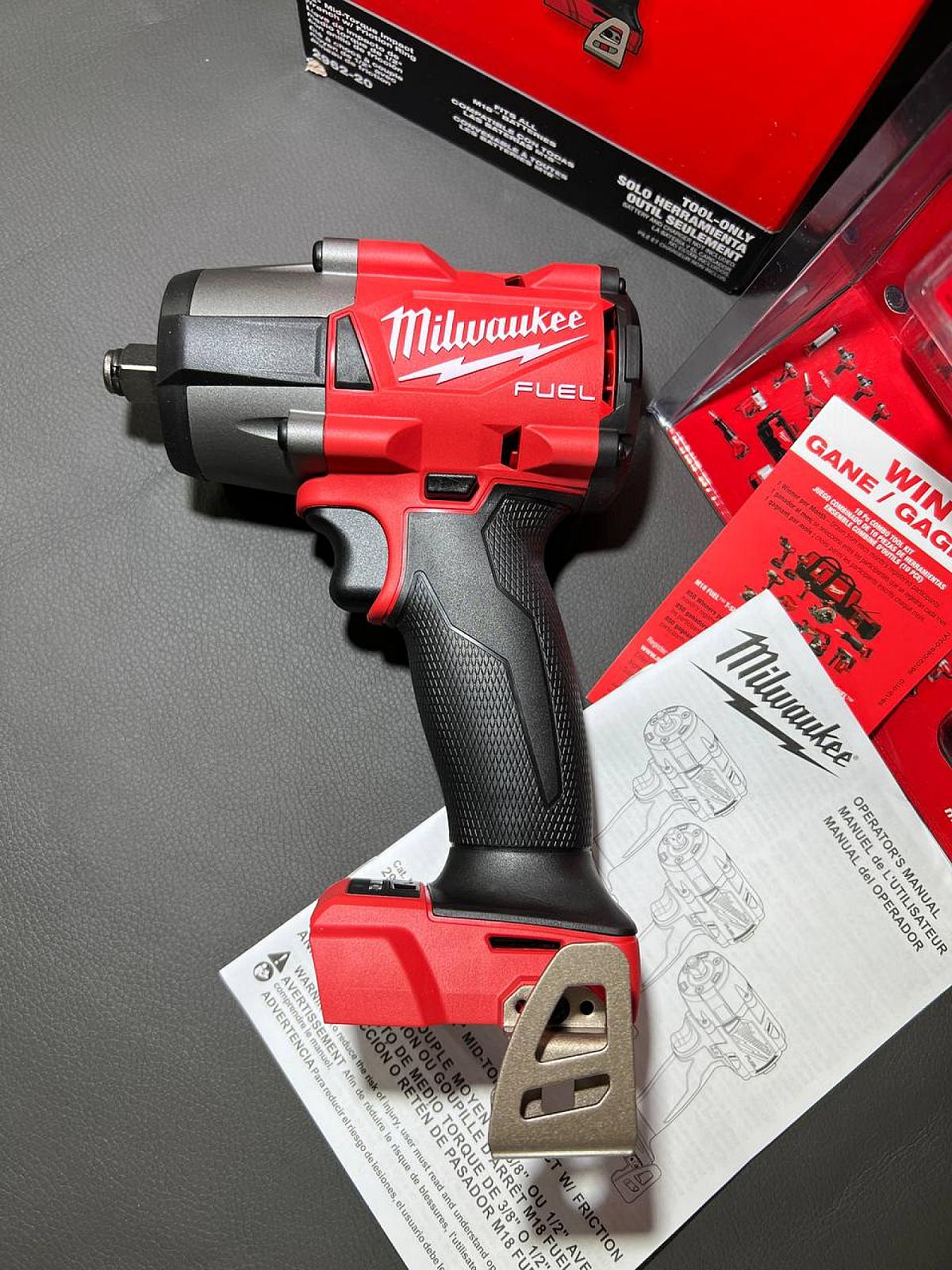 Компактний акумуляторний ударний гайковерт 1/2 Milwaukee 2962-20 серії M18 FUEL