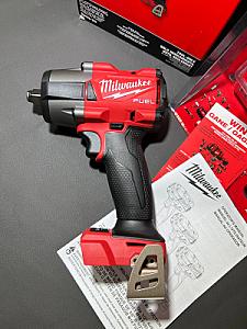 Компактний акумуляторний ударний гайковерт 1/2 Milwaukee 2962-20 серії M18 FUEL