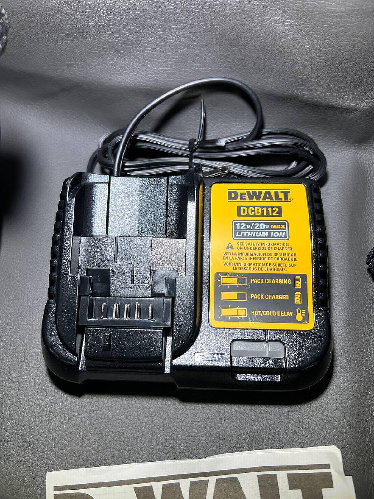 Зарядний пристрій DeWALT DCB1104