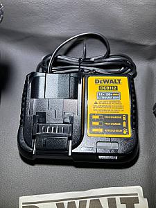 Зарядний пристрій DeWALT DCB1104