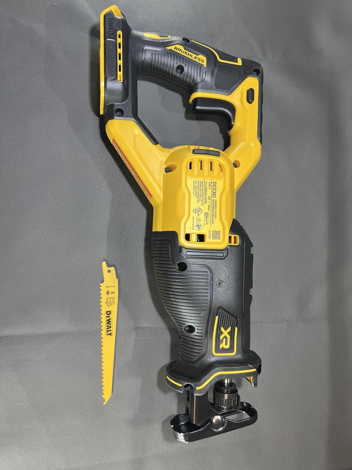 Потужна та компактна акумуляторна шабельна пила DeWALT DCS382 18V/20V XR Brushless