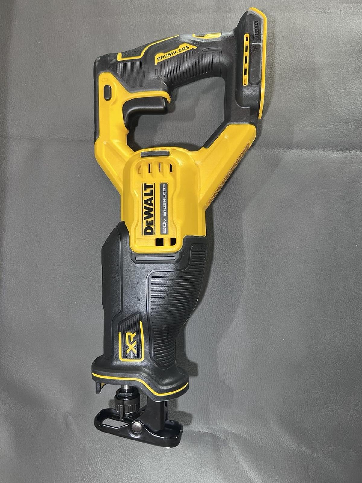 Потужна та компактна акумуляторна шабельна пила DeWALT DCS382 18V/20V XR Brushless