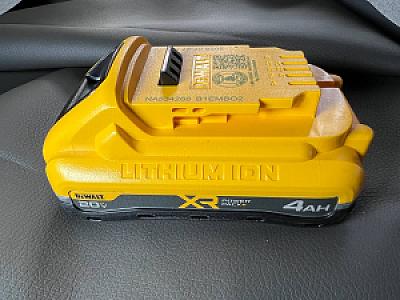Акумулятори DeWalt DCB2104 (4Ah)  серії Compact XR power pak
