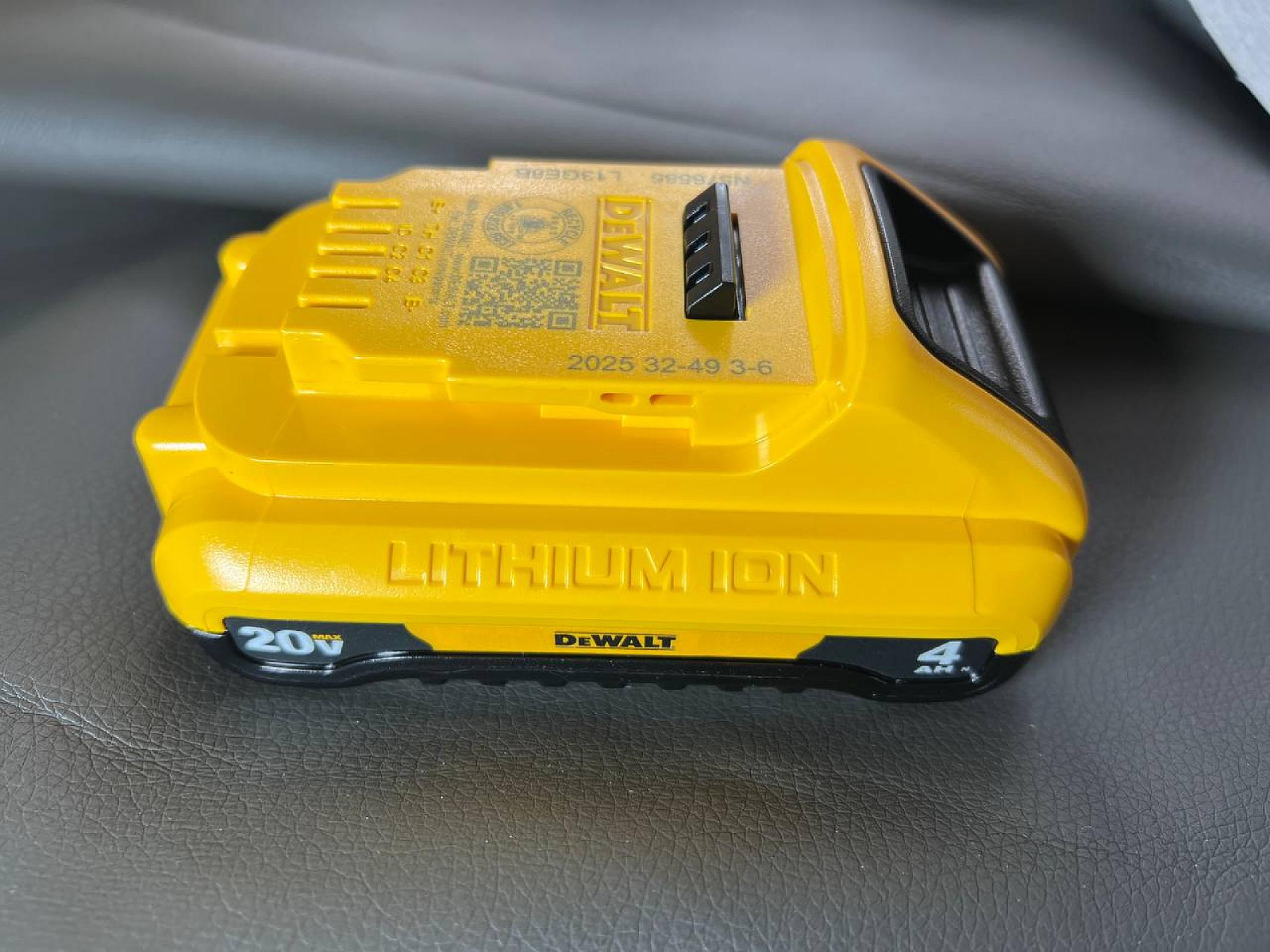 Акумулятор DeWALT DCB240