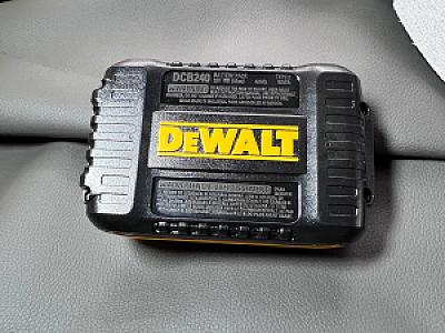 Акумулятор DeWALT DCB240
