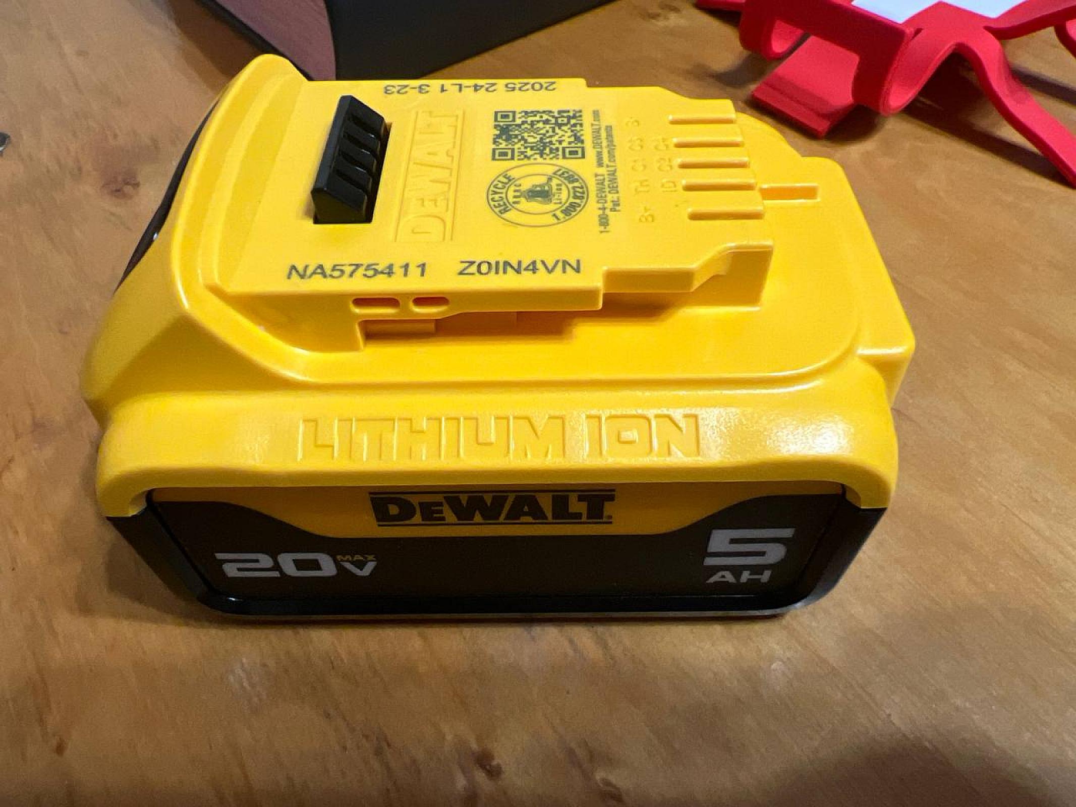 Акумулятор DeWALT DCB205