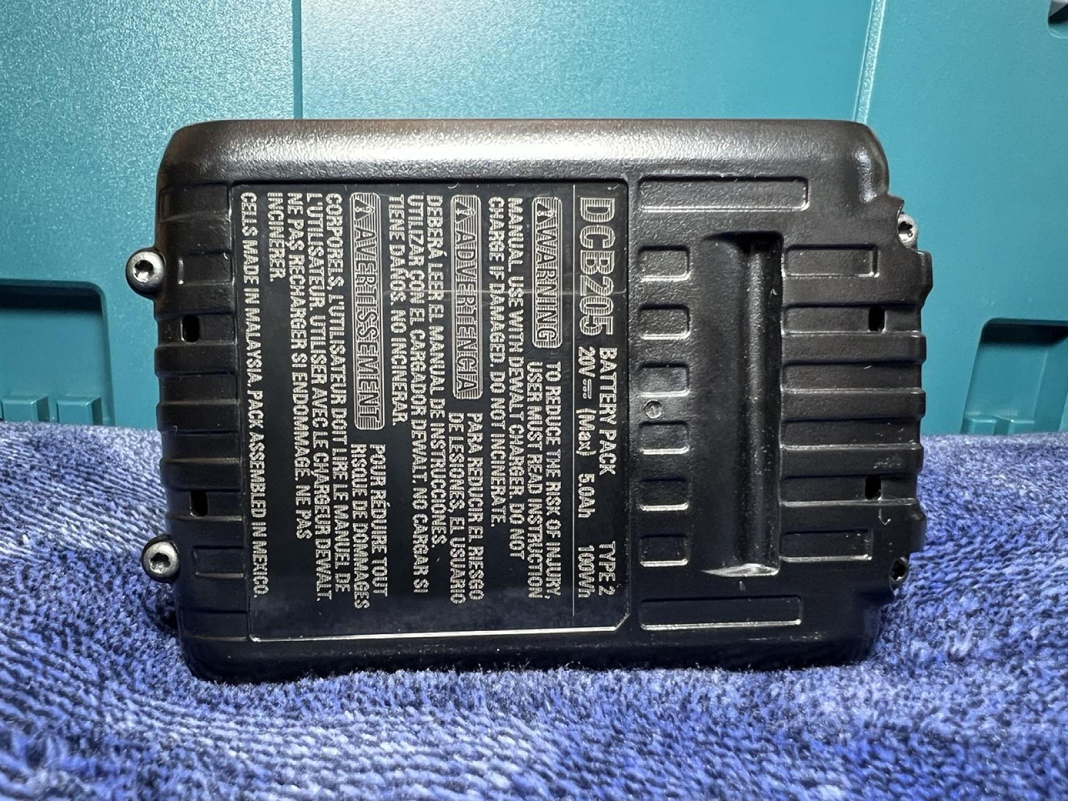 Акумулятор DeWALT DCB205