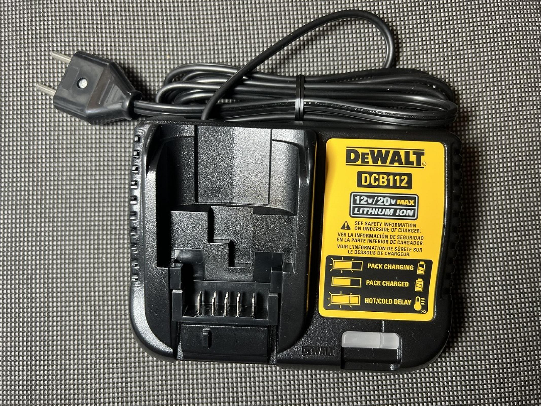 Зарядний пристрій Dewalt DCB112 (2Ah)