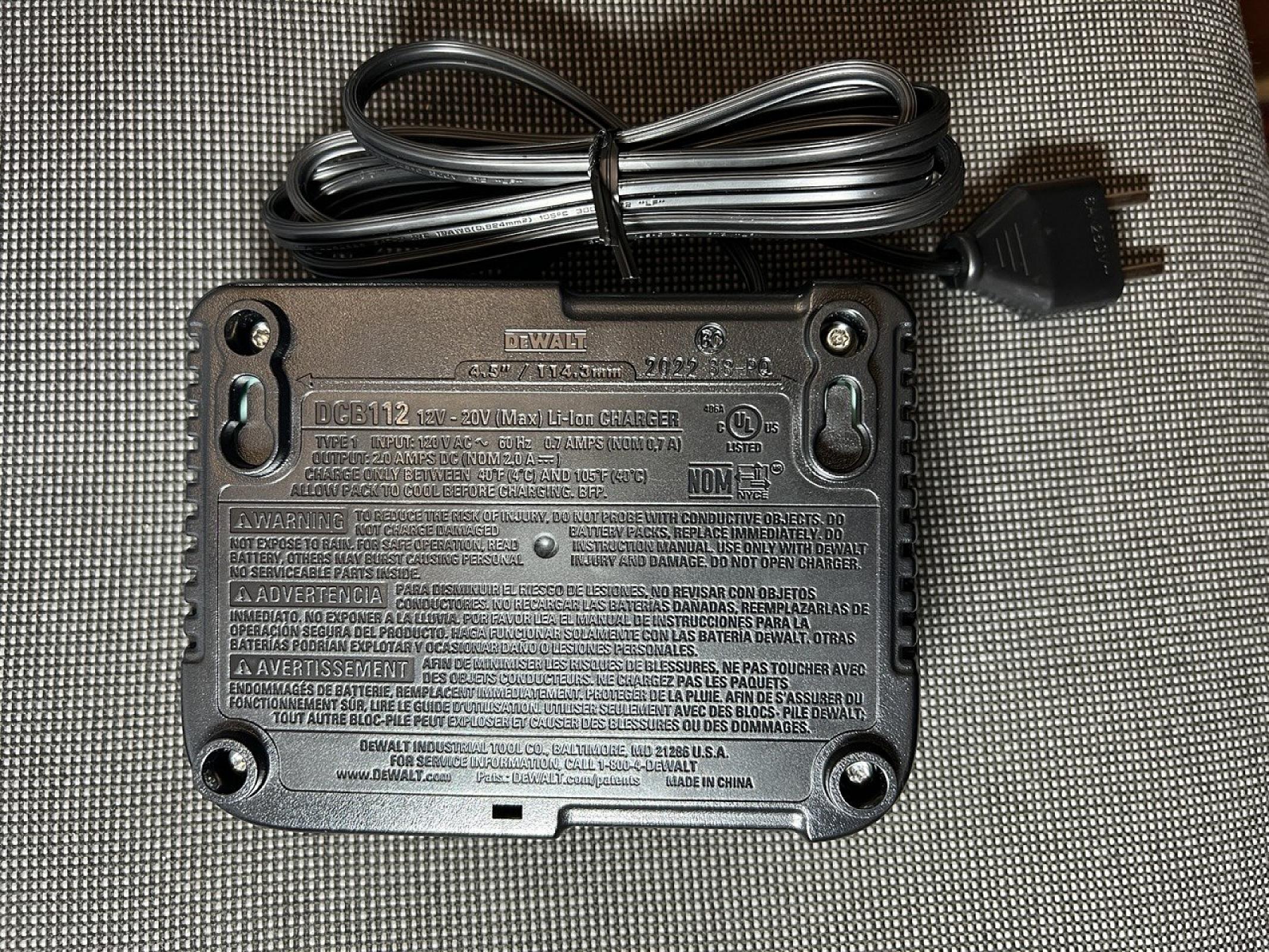 Зарядний пристрій Dewalt DCB112 (2Ah)