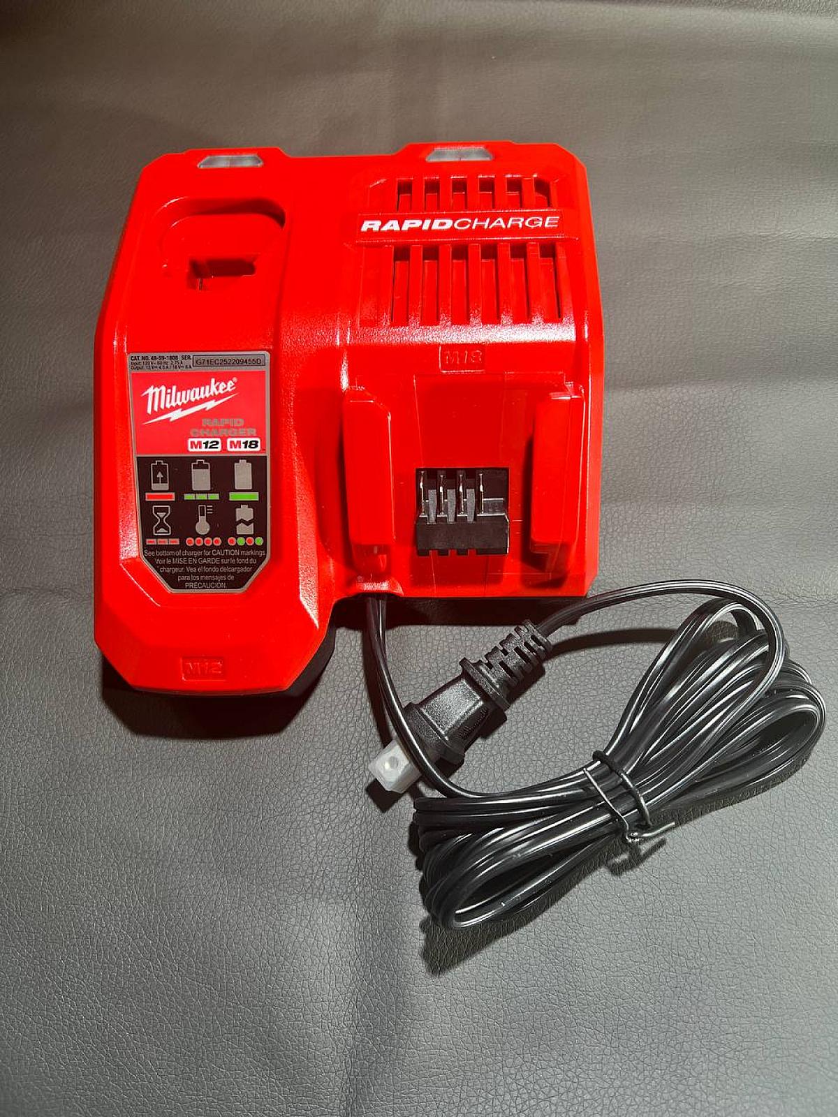 Швидкий зарядний пристрій Milwaukee M12-18FC (Rapid Charger)