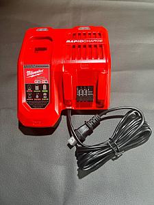 Швидкий зарядний пристрій Milwaukee M12-18FC (Rapid Charger)