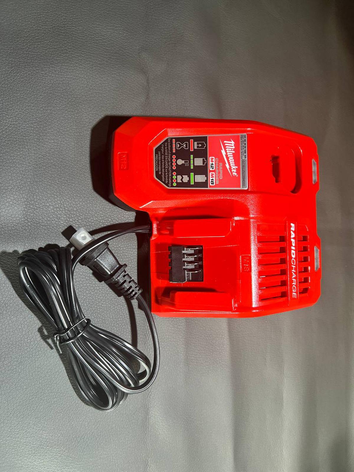 Швидкий зарядний пристрій Milwaukee M12-18FC (Rapid Charger)