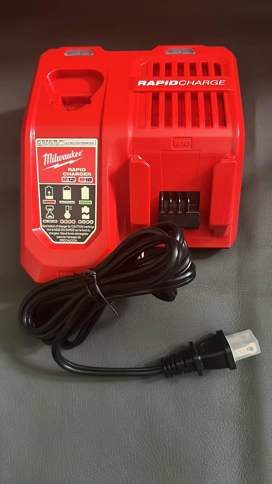 Швидкий зарядний пристрій Milwaukee M12-18FC (Rapid Charger)