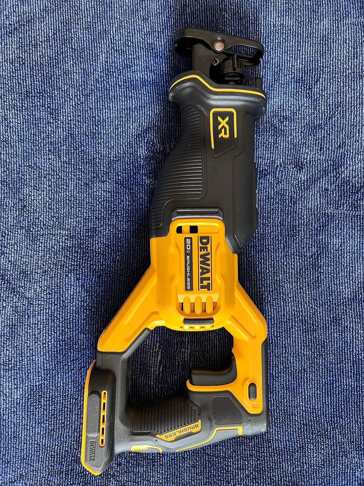 Шабельна пила DeWALT DCS382
