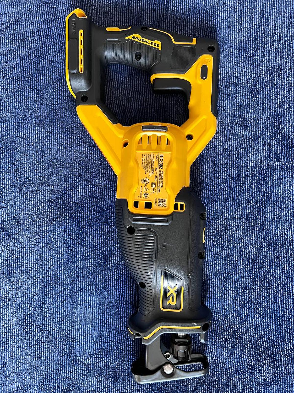 Шабельна пила DeWALT DCS382