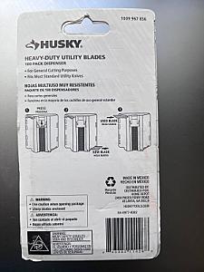 Набор сталевих універсальних лез Husky (100 шт.) у диспенсері.